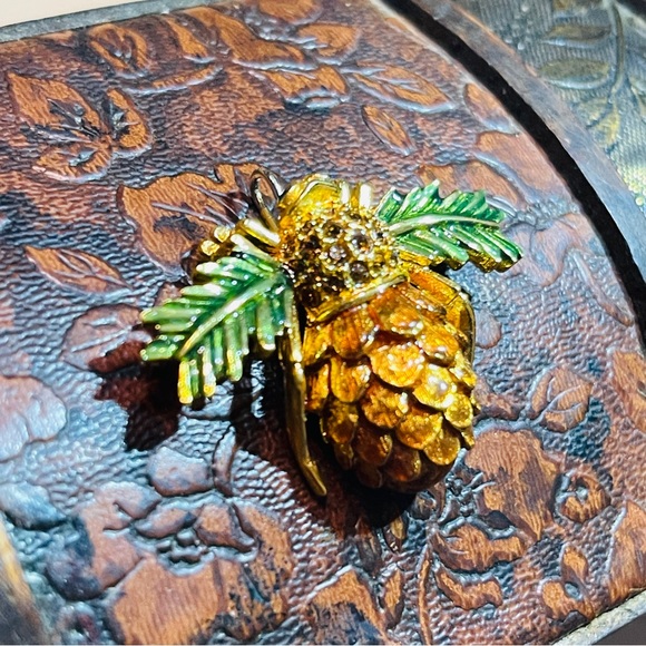 Beautiful RARE Joan Rivers Fall Acorn Bee Pendant! - Picture 7 of 10